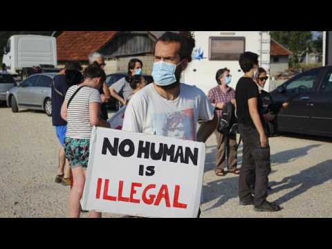Activists from Italy, Spain, Slovenia protest treatment of migrants on Bosnia-Croatia border