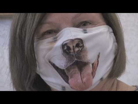 Dog parades in a Miami nursing home as therapy after the isolation of the pandemic