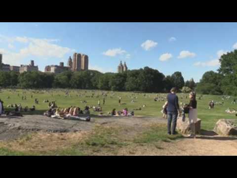 New Yorkers flock to parks to celebrate Memorial Day holiday
