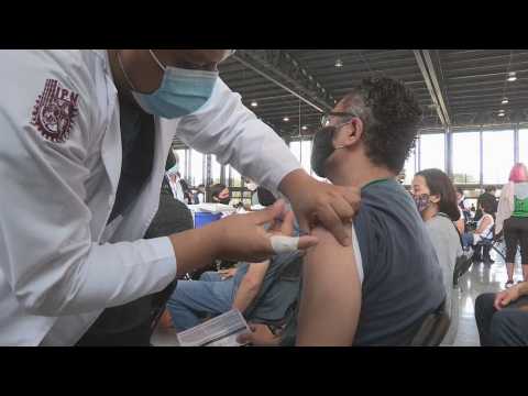 Mexico celebrates a "new normal" year by vaccinating those over 40