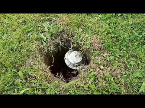 A Vernon (Eure), les élèves de 4e de Saint-Adjutor enterrent une capsule temporelle