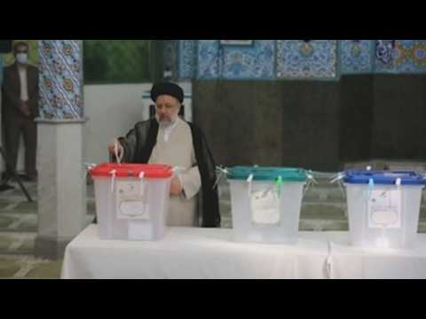 Ultra-conservative candidate Ebrahim Raisí votes in Iran's presidential elections