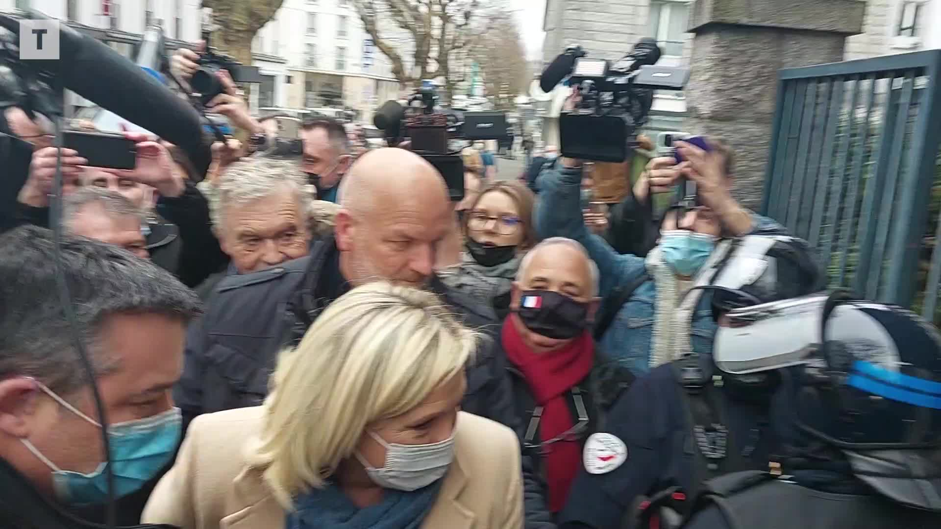 Marine Le Pen est arrivée au commissariat de Brest (Le Télégramme)