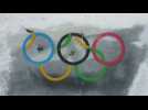 Un inventeur finlandais découpe des anneaux olympiques dans un lac gelé