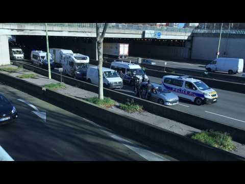 Anti-Covid rules convoy forces police to block Paris ring road