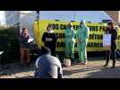 Manifestation de plusieurs associations de défense de l'environnement et de la santé, et d'agriculteurs, devant le siège de Bayer-Monsanto à Loos