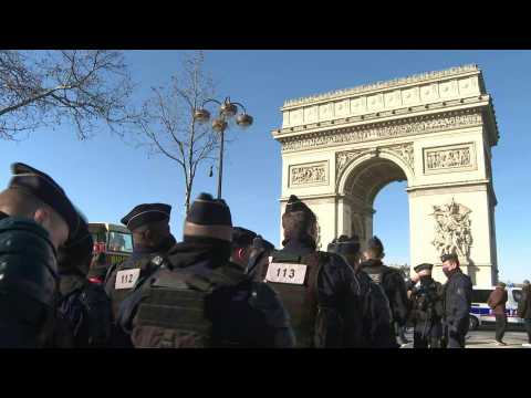 Police crowd around Champs-Elysées to deter anti-Covid-rules convoy
