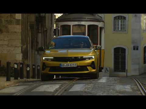 The new Opel Astra Plug-in Hybrid Driving in the city