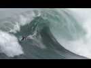 Les surfeurs s'attaquent aux grosses vagues du Tow Surfing Challenge au Portugal