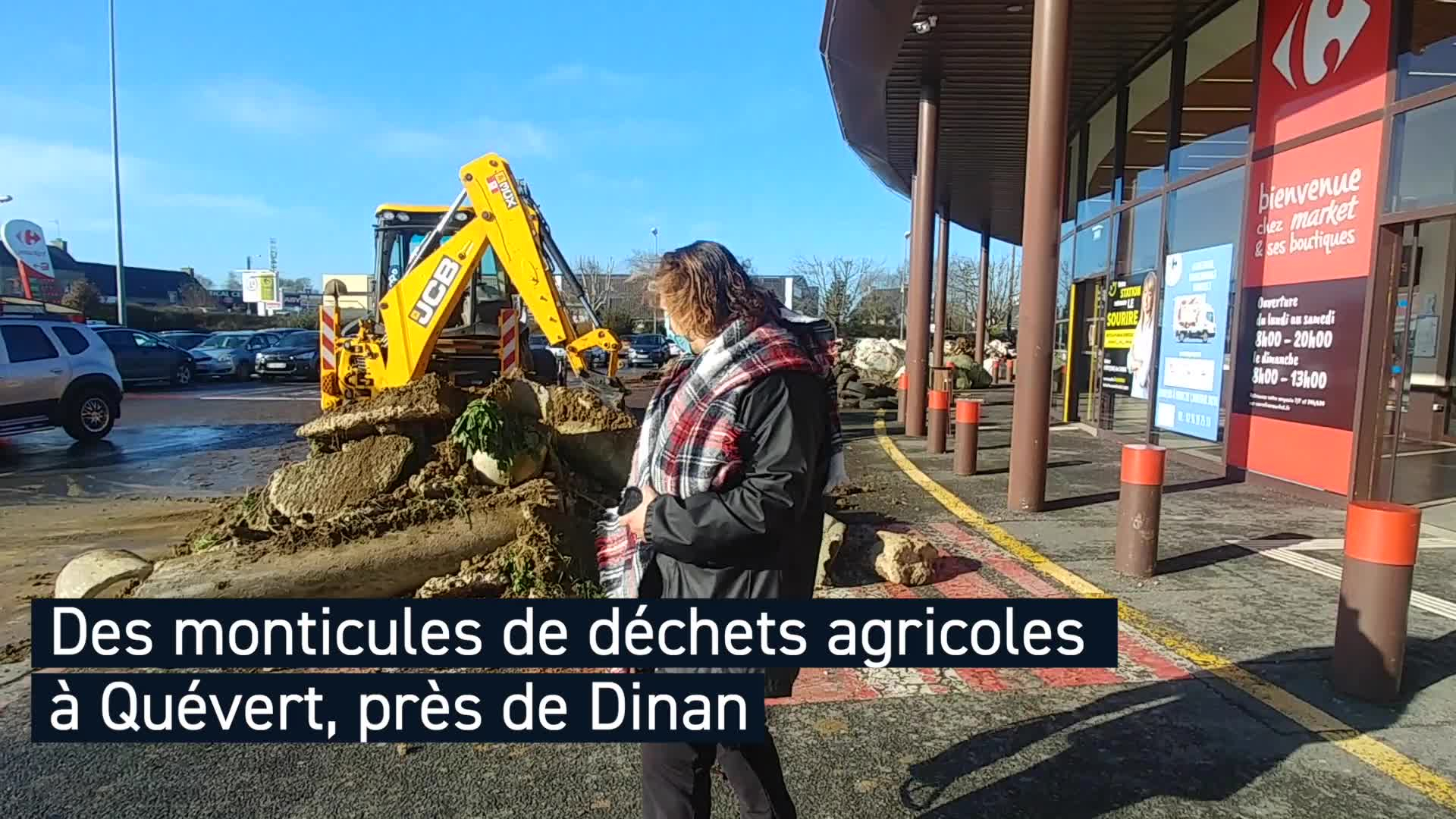 Des monticules de déchets agricoles devant Carrefour et McDo, à Quévert, près de Dinan (Le Télégramme)