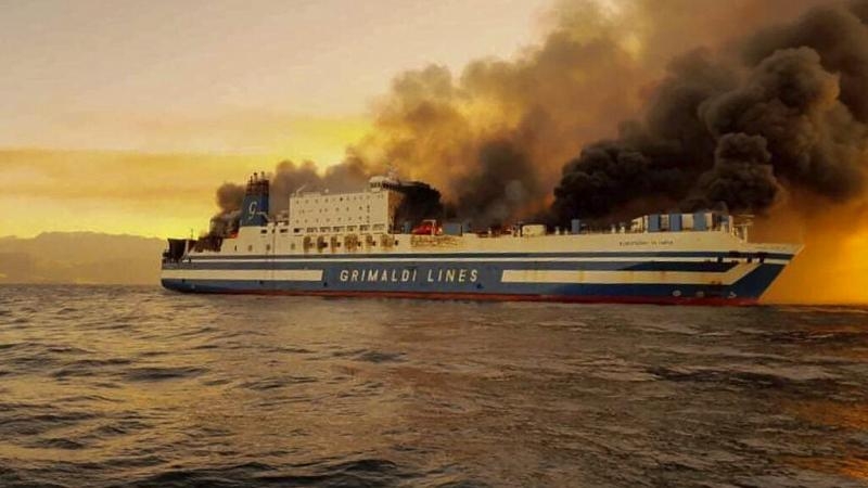 Incendie d'un ferry italien au large de la Grèce, plusieurs passagers portés disparus (Euronews FR)