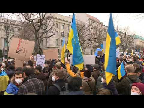 Ukrainians in Berlin demonstrate in front of the Russian embassy