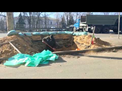 Ukrainian builds trench on main road as Russian invasion enters third day