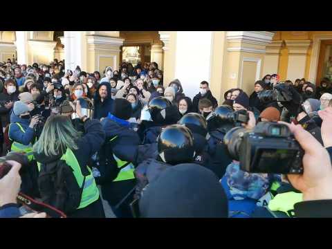Police detain protesters in St Petersburg as Russians rally against Ukraine war