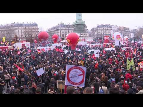 Thousands protest in Paris "for wages and employment"