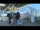 A l'aéroport de Kiev, certains touristes et locaux quittent l'Ukraine