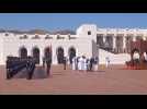 Le Roi et la Reine à leur arrivée pour une réunion diplomatique au palais Al Alam à Muscat, Oman