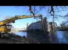 Esquelbecq: le curage des douves du Château.