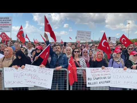 Thounsands gather in Istanbul to protest against COVID-19 vaccines