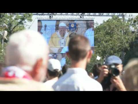 Crowd watches Pope's Holy Mass on large screen in Budapest