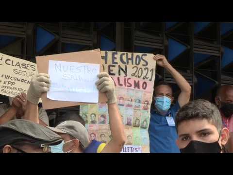 Venezuelan teachers protest in rejection of the resumption of classes