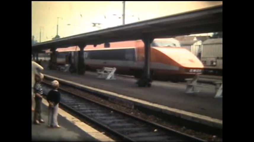 39 TRAIN TGV des USINES de BELFORT en GARE de DOLE en 1981 DOLE 