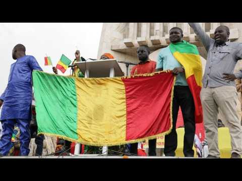 Thousands in Mali demonstrate in support of army rulers