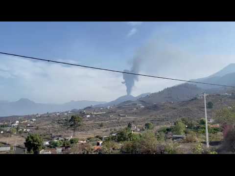 La Palma volcano restarts activity after a brief halt