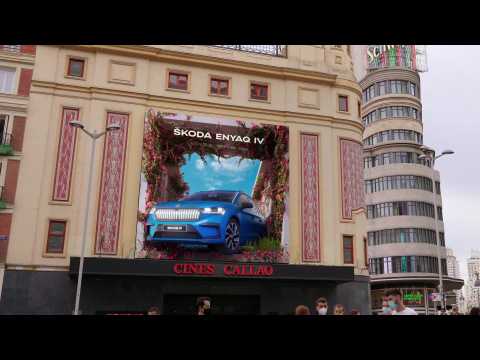 The new ŠKODA ENYAQ iV has taken over the emblematic Plaza del Callao in the center of Madrid