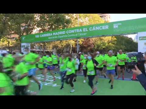 More than 7,000 people take part in race in Madrid to fund cancer research