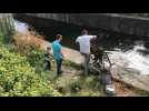 Calais: pêche à l'aimant dans le canal