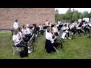 L'orchestre d'harmonie de l'école de musique de l'Est de la Somme s'est produit derrière la médiathèque intercommunale