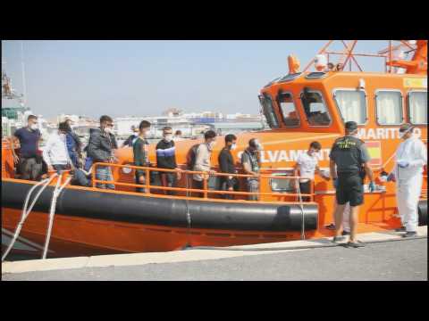 25 People rescued from a small boat on the coast of Granada