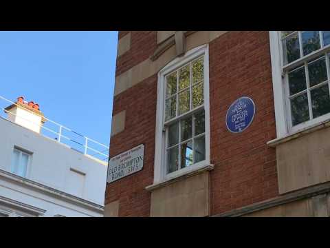Lady Di honoured with plaque at her old apartment in London