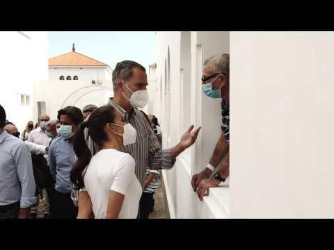 Spain's monarchs pay a visit to displaced neighbors in La Palma
