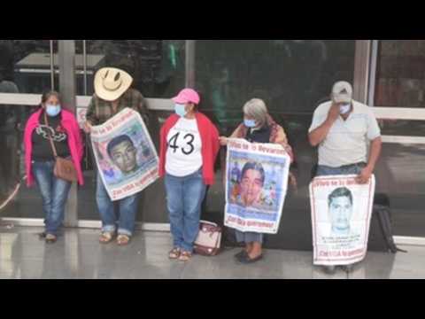 Hundreds demonstrate in Mexico in remembrance of 43 missing students