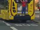 Saint-Pol-sur-Mer : un homme s'accroche à l'arrière d'un bus dans les rues de la ville