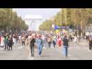 A Paris, foule de piétons sur les Champs-Élysées pour la journée 