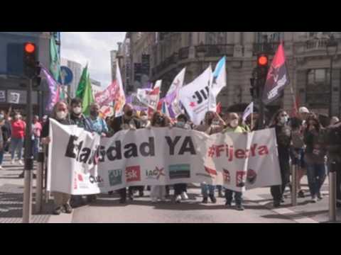 Hundreds of temporary staff in public sector rally in Madrid to demand stability in their jobs