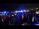 Calais : des associatifs protestent hangar Devot.