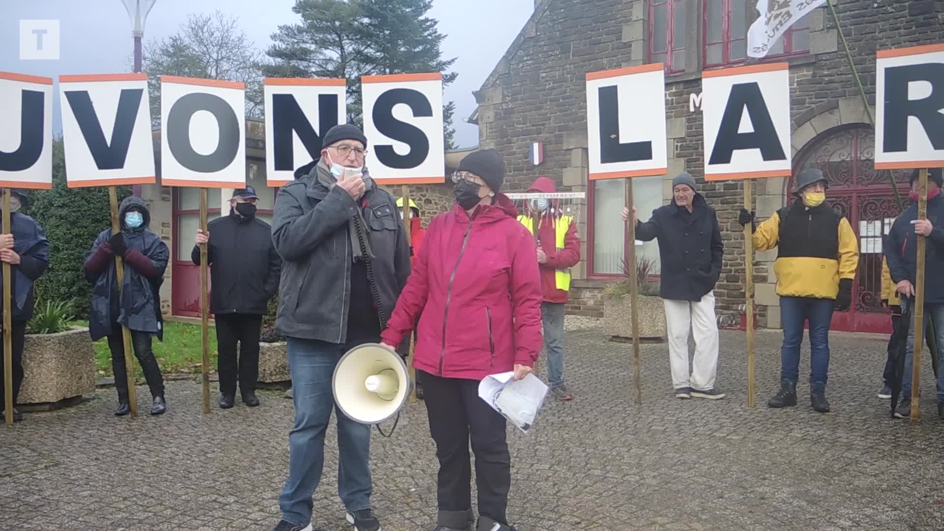 Rance : la "marche des Envasés" mobilise environ 80 personnes à Lyvet (Le Télégramme)