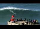 Un surfeur miraculé dans les vagues immenses de Nazaré au Portugal