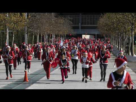 Hundreds of would-be Santa Claus run down Athens to raise money