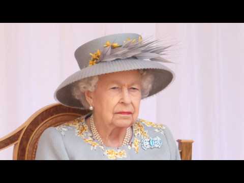 VIDEO : Elisabeth II : comment surmonte-t-elle les moments difficiles ?