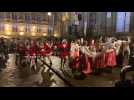 Charleville-Mézières: le père Noël arrive place Ducale... en rappel