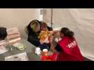 Camille, 7 ans, se fait vacciner