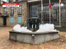 Ça mousse dans la fontaine devant la mairie de Lamballe !