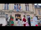 Le père Noël descend en rappel sur la façade de la mairie d'Évreux