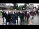 À Cholet, les anti-passe défilent avec un masque blanc intégral