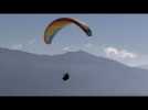 En parapente au dessus de la Corse